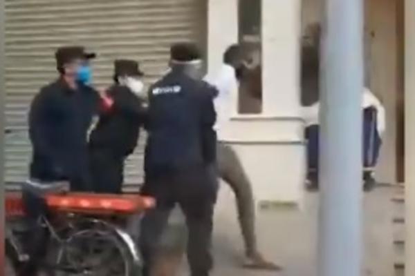 JEZIV SNIMAK: Kineska policija prebija Afrikanca u Guangdžouu! Krive ih da im donose koronavirus! (VIDEO)