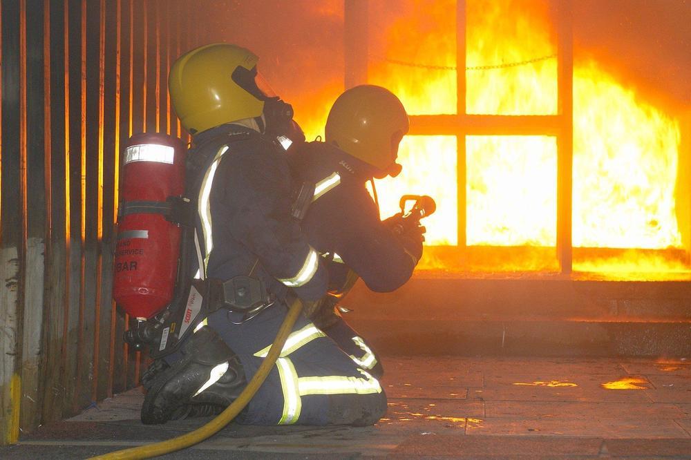 POŽAR U CENTRU BEOGRADA! Zapalila se vrata stana u blizini Crvenog krsta, u toku intervencija vatrogasaca