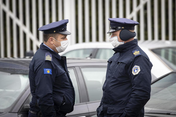 EKIPA RTS-A SATIMA NA JARINJU, kosovska policija im satima nije dozvoljavala ulazak