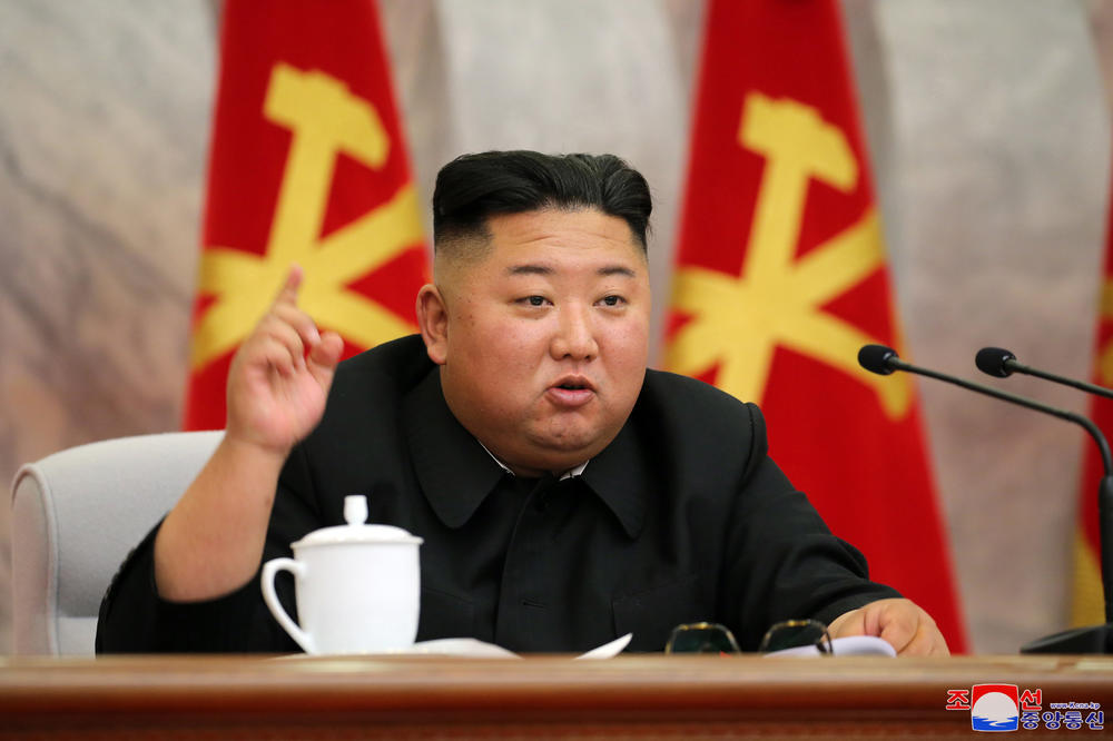 KAKVA JE TO ČUDNA MRLJA NA KIMOVOJ GLAVI? Svi u nedoumici oko potiljka lidera Severne Koreje! (FOTO)