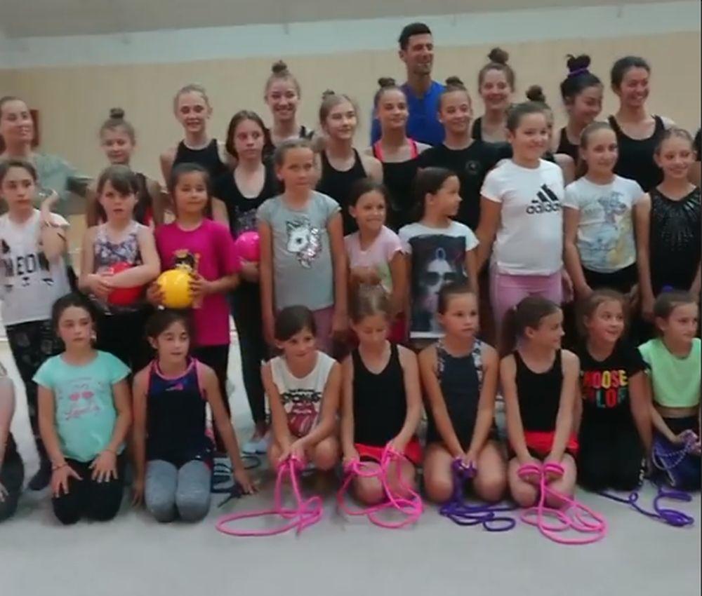 Novak Đoković sa devojčicama koje treniraju gimnastiku
