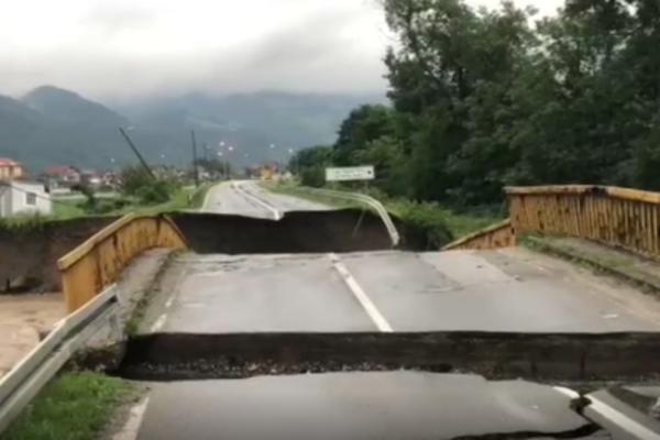 PUTEVI SU SE CEPALI NA POLA, MOSTOVI PUCALI KAO DA SU OD LEGO KOCKI: Posledice poplava u Srbiji su katastrofalne