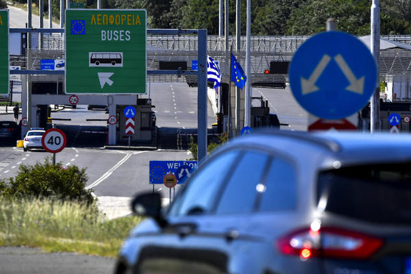 ŽELJKO SAKUPIO I SLIKAO SVE RAČUNE SA NAPLATNIH RAMPI DO GRČKE I NAZAD: Evo koliko ga je sve izašlo! (FOTO)