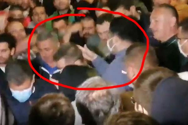 VUKA JEREMIĆA UDARILI PO GLAVI DOK JE ODLAZIO! Snimljen incident na demonstracijama ispred Skupštine Srbije (VIDEO)