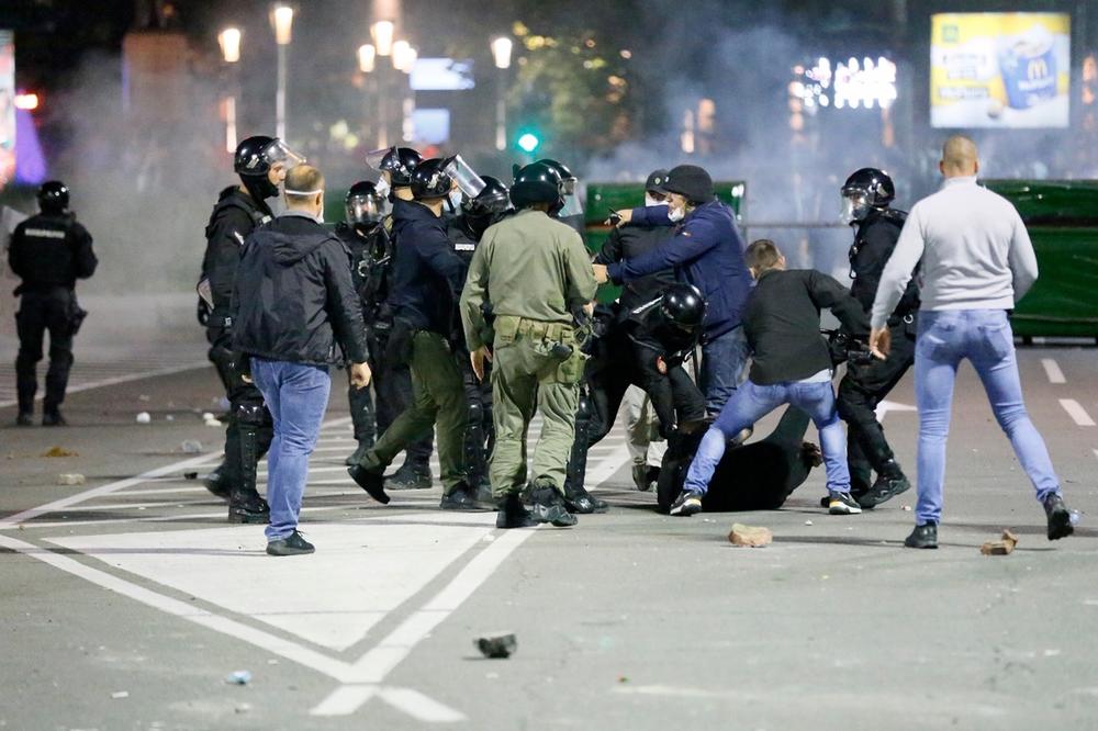 SNIMAK HAOSA U NEMAČKOJ: Policajci i demonstranti se TUKLI U BLATU, više od 70 povređenih