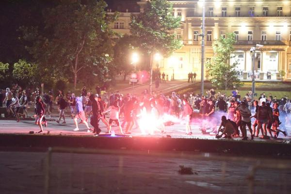ČETVRTI DAN PROTESTA: ŽESTOKI NAPAD NA POLICIJU: Žandarmi krenuli u kontranapad, eksplozije odjekivale Beogradom