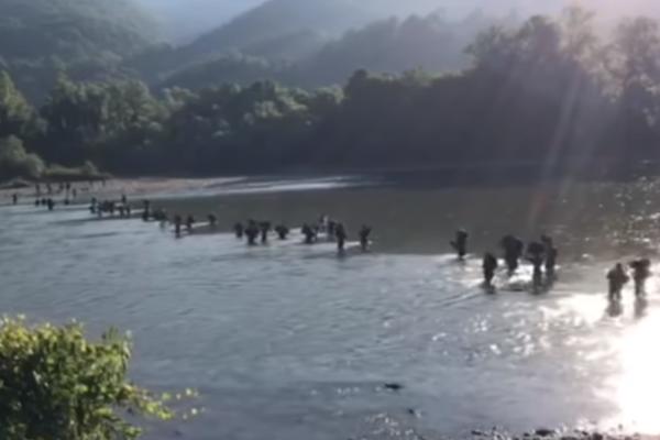 NADREALNA SCENA KOJA ĆE VAS OSTAVITI BEZ TEKSTA: Stotine migranata peške prelaze DRINU (VIDEO)