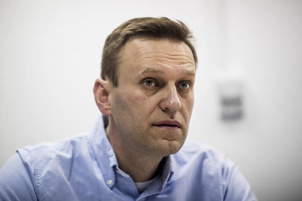 U FAZAMA ĆE GA SKIDATI SA APARATA: Ruski opozicionar Navaljni izašao iz veštačke kome!