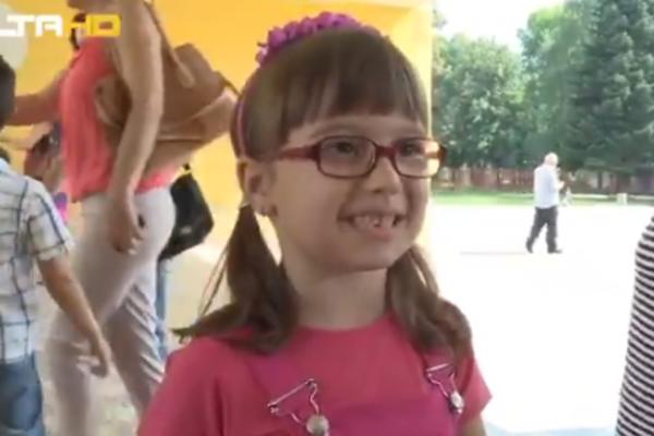 "IZMISLILA SAM JE!" Ova devojčica je simbol 1. septembra, NIKO NIKADA NEĆE NADMAŠITI NJENU PESMICU! (VIDEO)