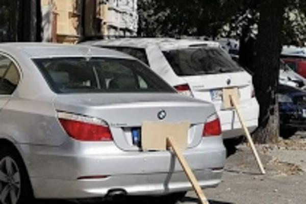 CRVENI KARMIN OSTAVIO DEBEO TRAG: Vozač se nepropisno parkirao, pa dobio NEOČEKIVANU PORUKU! (FOTO)