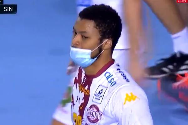 GROTESKNO I NENORMALNO: Celu utakmicu igrali sa maskama na licu - ozbiljan udarac na zdravlje igrača! (VIDEO)