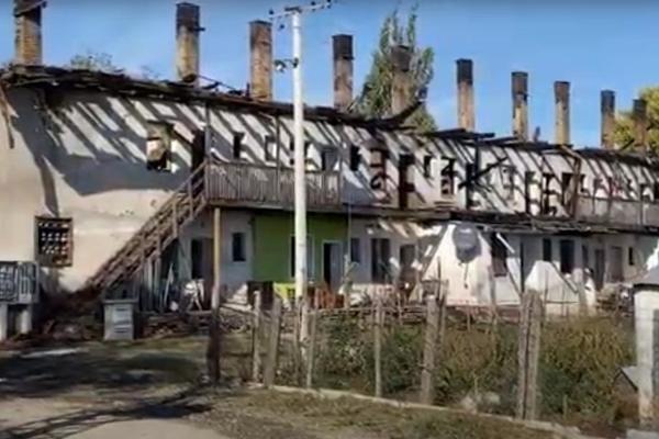 PRVI SNIMCI IZGORELE ZGRADE U BAČU: Stanari su evakuisani NA VREME, evo gde se sada nalaze (VIDEO)