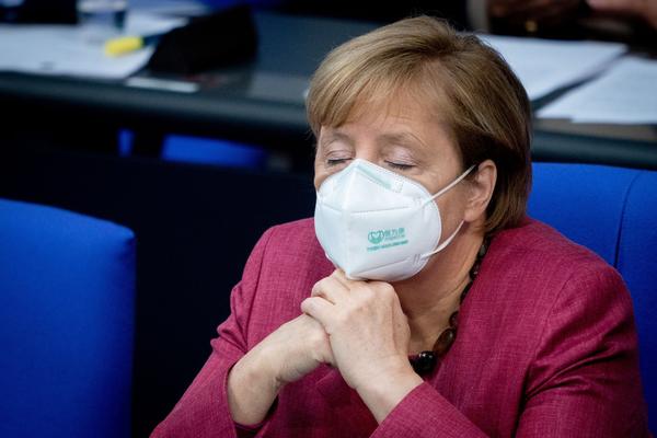 SKANDAL: Poslanici iz partije Angele Merkel optuženi da su nelegalno stekli stotine hiljade evra na maskama!