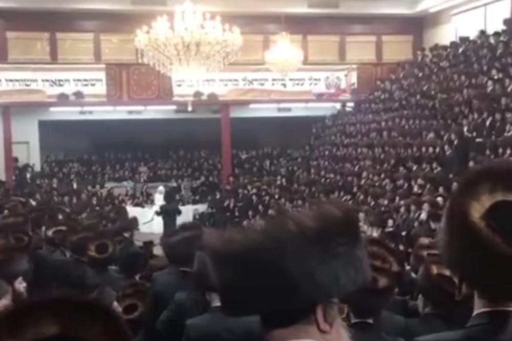 KORONA VENČANJE: Sinagoga u Bruklinu okupila 7.000 ljudi, svi pevaju i igraju, niko ne nosi masku (VIDEO)