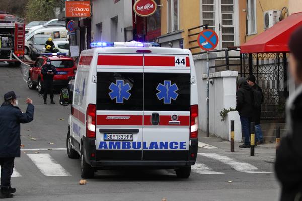 SAOBRAĆAJNA NEZGODA U KRAGUJEVCU: Taksi udario pešaka, povređeni muškarac prevezen u bolnicu