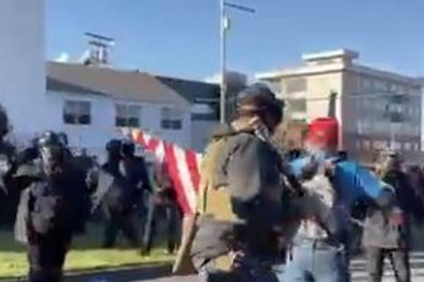 LETEO SUZAVAC, ČULI SE PUCNJI: Žestoki sukobi između Trampovih pristalica i levičara, neki nosili i ORUŽJE (VIDEO)