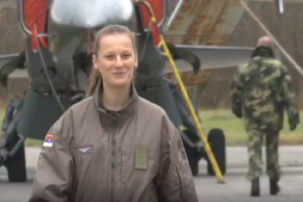 Ana je VOJNI PILOT na aerodromu MORAVA: Ona je prva žena za komandama lovca bombardera u Srbiji (FOTO)
