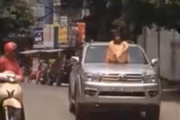 LUDA ILI DROGIRANA? Polugola žena naskočila na haubu džipa, pa se popela NA KROV! (VIDEO)