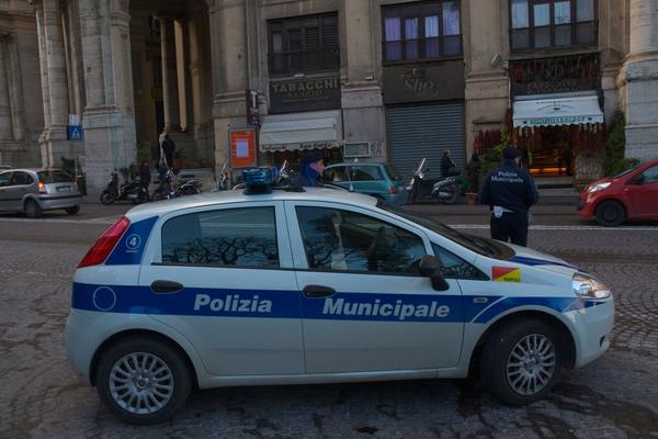 ITALIJANSKA POLICIJA PRONAŠLA SPALJEN LEŠ U GEPEKU: Muškarac (40) na brutalan način stradao zbog NARKO RATA?