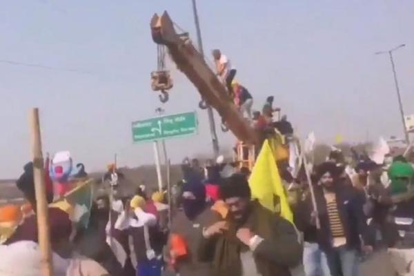 HOROR SCENE U NJU DELHIJU: Desetine hiljada separatista uletelo u prestonicu, situacija na IVICI PUCANJA! (VIDEO)