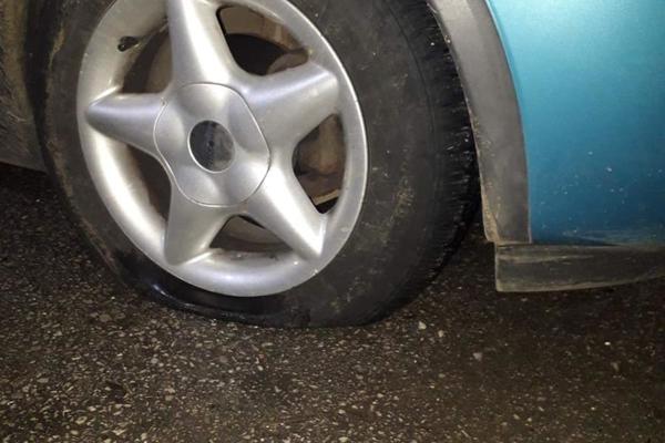 Sanja parkirala ispred radnje i odvela dete u školu: Zatekla je probušene gume
