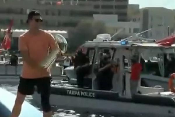 TAČDAUN: Tom Brejdi bacio trofej sa čamca pravo u ruke Gronka! (VIDEO)