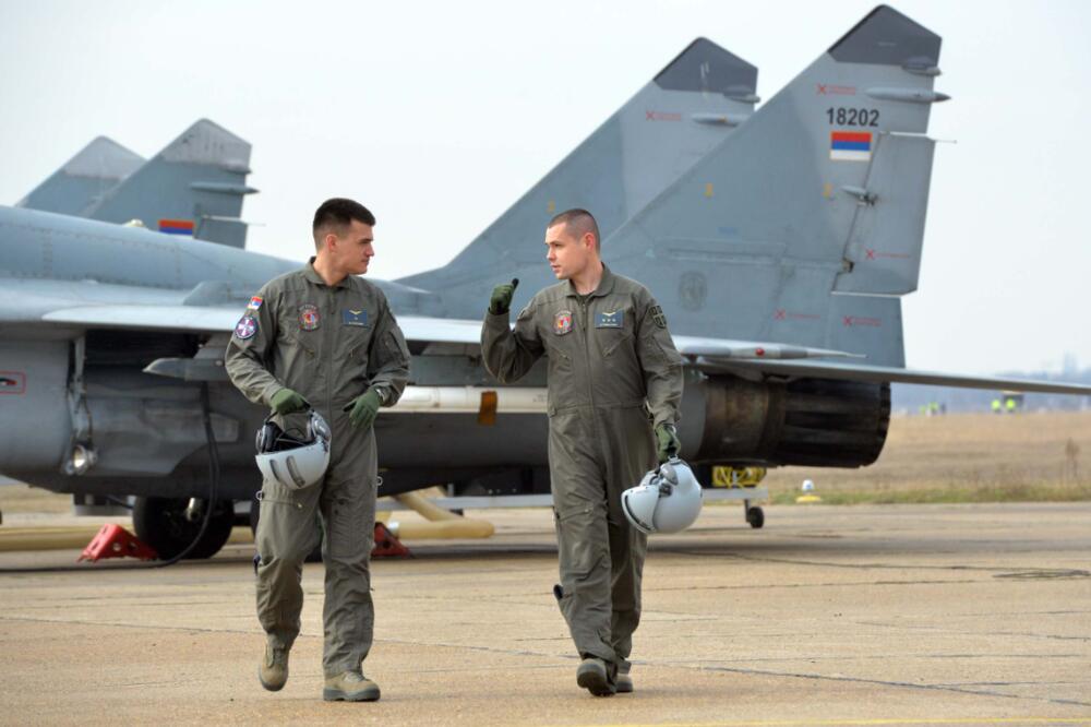 SRPSKI TOP GAN! Vlada i Marko su mladi vojni piloti, pričaju kako je LETETI U OBLAKE! (FOTO)