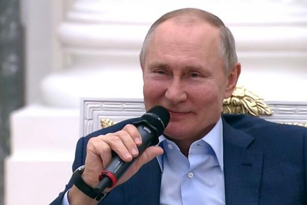 SRBI UMIRU OD SMEHA NA OVAJ VIC: Putinu zazvoni telefon u bioskopu