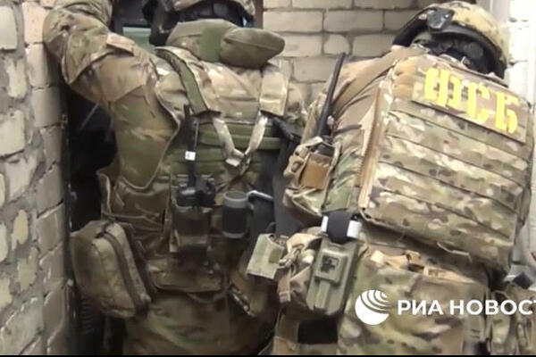 FSB PRIVELA 14 PRISTALICA NEONACISTIČKE ORGANIZACIJE: Pronađeno hladno oružje i instrukcije za izradu BOMBI!