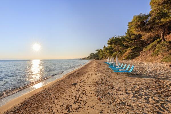SVI KOJI SU OSTAVILI PEŠKIRE I LEŽALJKE NA PLAŽI, DOŽIVELI BLAGI ŠOK: Evo šta se jutros desilo na plaži u Grčkoj