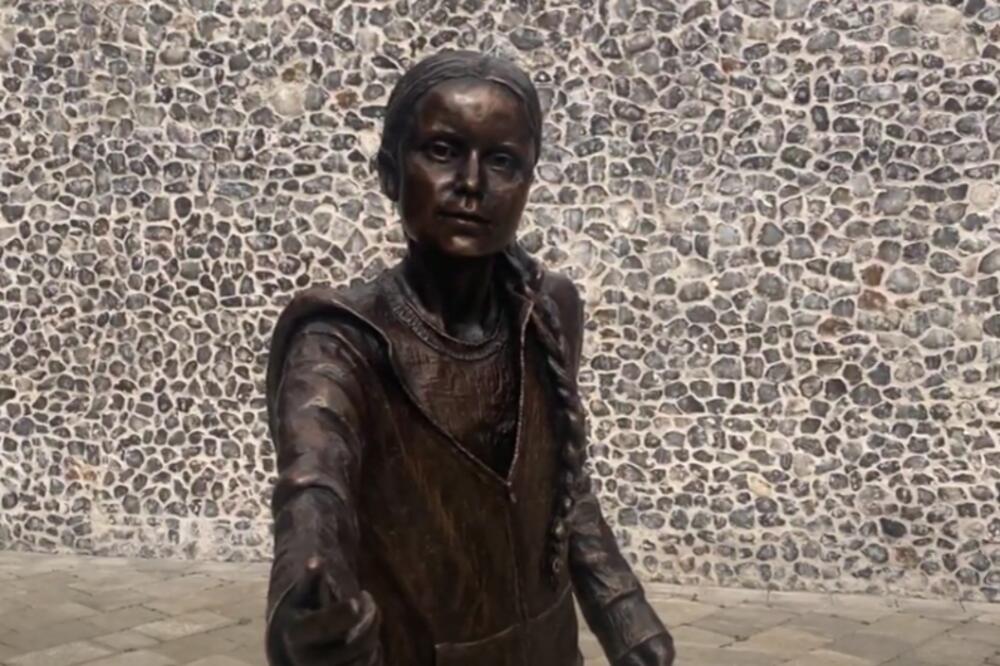 BESNI ZBOG STATUE: Bronzani kip Grete Tunberg težak 28.000 evra! (VIDEO)