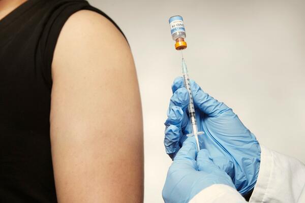 VELIKO OHRABRENJE! Treća doza vakcine jednog proizvođača štiti od BRAZILSKOG I JUŽNOAFRIČKOG soja korone