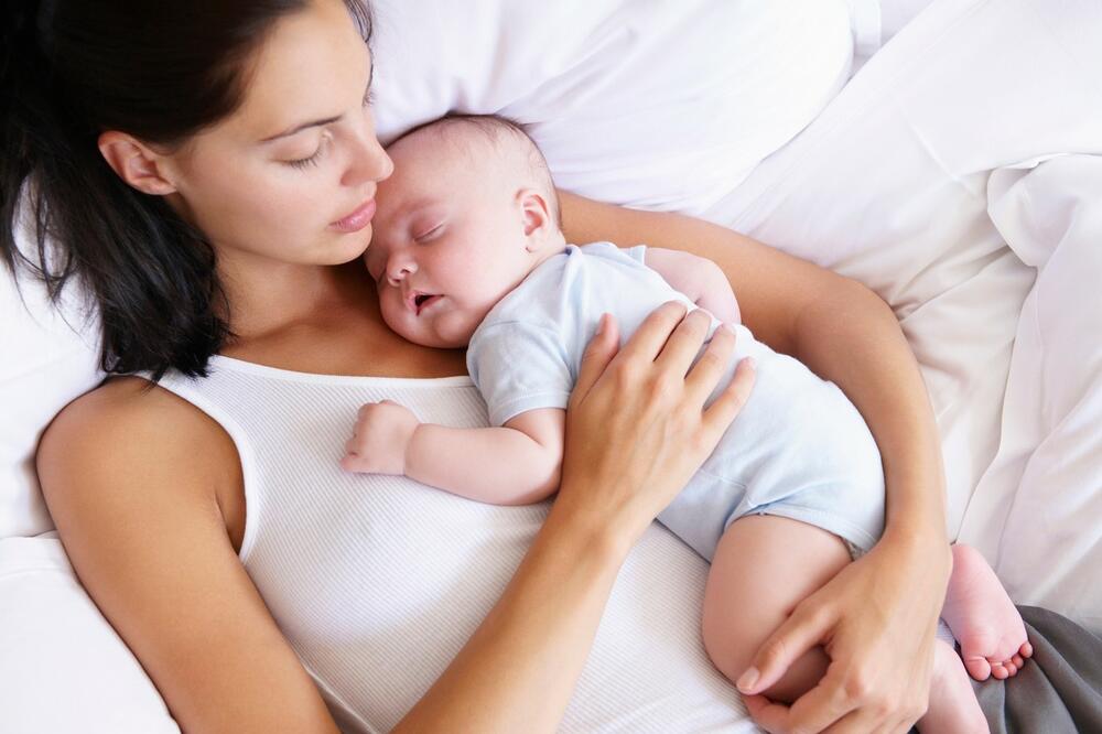 REŠENA DILEMA SVIH MAJKI: Da li je dobro ili loše navikavati bebu na ruke?
