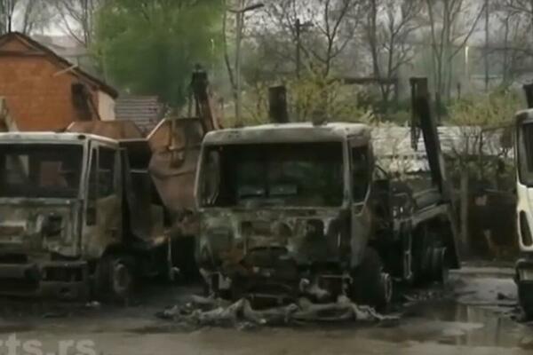 POŽAR U GRADSKOJ ČISTOĆI U BEOGRADU: Izgorelo 5 vozila, vatrogasac se nagutao dima