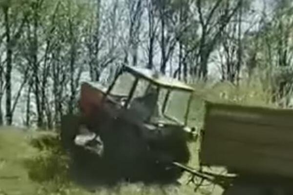 MEŠTANIN JASENOVA POGINUO U NESREĆI! Traktor se prevrnuo na njega dok je izvlačio drva za ogrev!