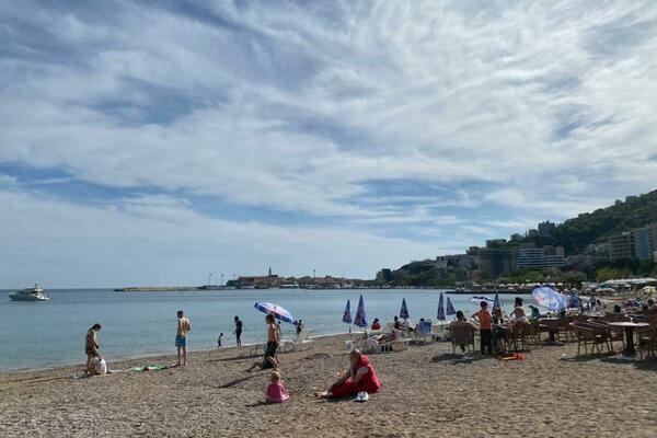ISKORISTILI PROLEĆNE TEMPERATURE: Turisti u Splitu se okupali u Jadranskom moru (FOTO)