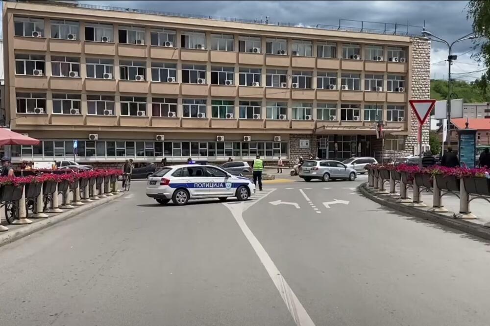 UBIO SE BIVŠI POLICAJAC U NOVOM PAZARU: Skočio kroz prozor bolnice!