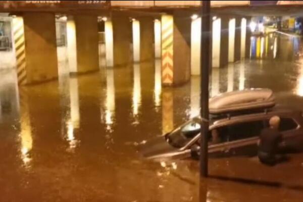 NEVREME U HRVATSKOJ DOVELO DO HAOSA: Policija spasila dve osobe iz poplavljenih automobila!