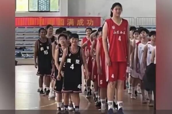 NOVO KOŠARKAŠKO ČUDO DOLAZI IZ KINE: Zbog visine je porede sa Jao Mingom, ali ona ima samo 14 godina - HIT! (Video)