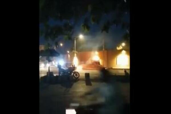 EKSPLOZIJA U PAKISTANU: Vatra blizu centra grada, napadnuta policija, ima nastradalih i povređenih! (VIDEO)
