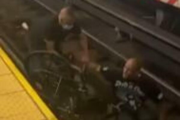 PUKOM SREĆOM IZBEGNUTA TRAGEDIJA: Čovek u kolicima završio na šinama, anonimac odmah odreagovao (VIDEO)