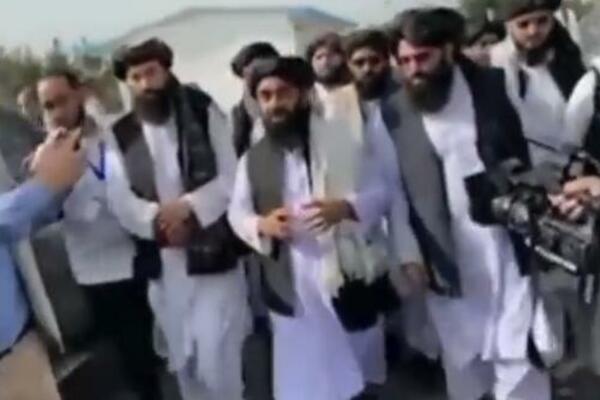 "NAKON 20 GODINA POBEDILI SMO AMERIKANCE": Talibani zauzeli kabulski aerodrom, slave i obilaze arsenal (VIDEO)