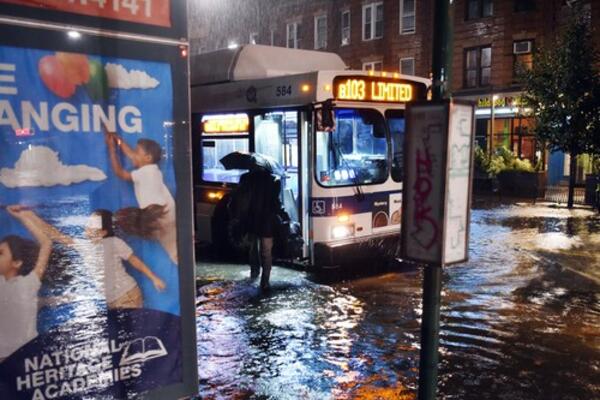 DETE (2) STRADALO U STRAVIČNIM POPLAVAMA U NJUJORKU: Grad pogođen rekordnim padavinama, sve je pod vodom! (VIDEO)