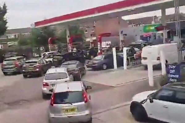 NAKON BREGZITA HAOS U VELIKOJ BRITANIJI! Pumpe pune vozila, nestašica goriva izazvala paniku (VIDEO)