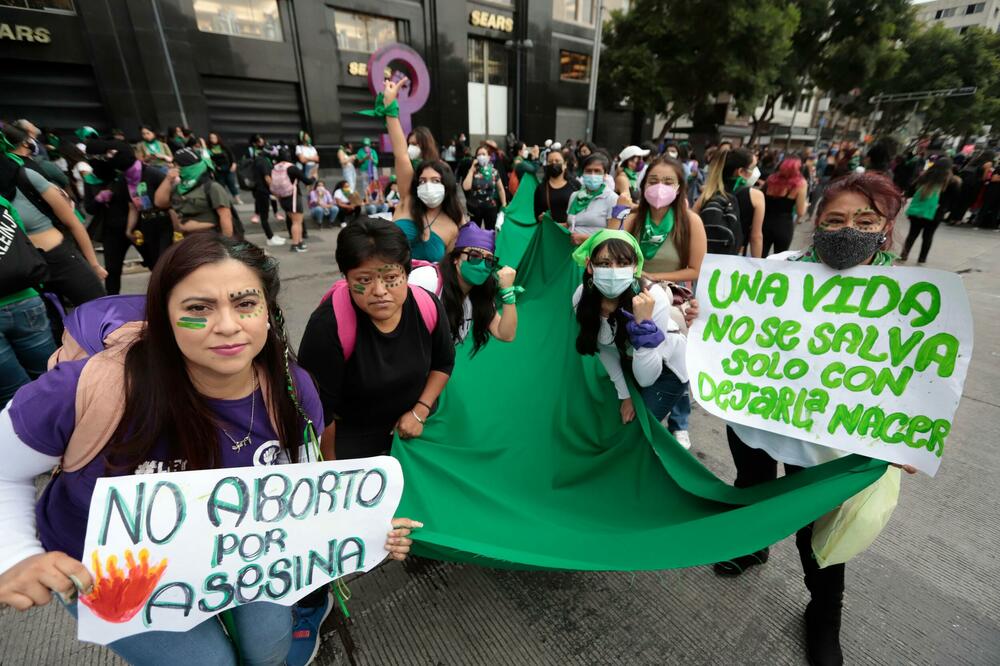 PROTEST U LATINSKOJ AMERICI: Hiljade žena traže pravo na legalni abortus (VIDEO)