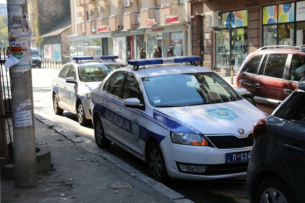 NESREĆA KOD NOVIH KARLOVACA: Suvozač ispao iz automobila koji se prevrnuo, krov vozila SMRSKAN! (FOTO)