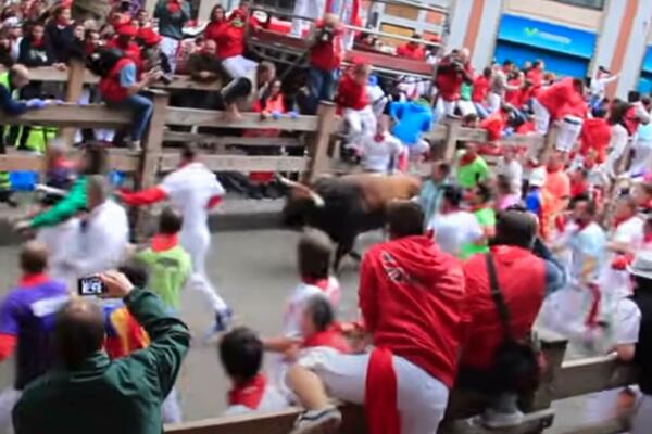 SEDMORO LJUDI POVREĐENO U ŠPANIJI: Razjareni bikovi naneli teške povrede LJUDIMA