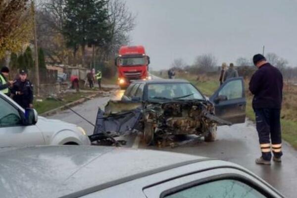 IZGUBILA KONTROLU PA SE ZAKUCALA U ZID: Teška saobraćajna nezgoda kod Beočina! (FOTO)