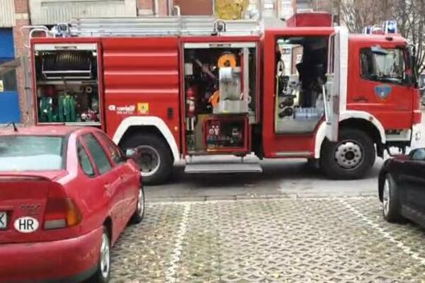 VATRENA STIHIJA U STAMBENOJ ZGRADI U ZAGREBU: Vatrogasci spasili STANARE, nema povređenih