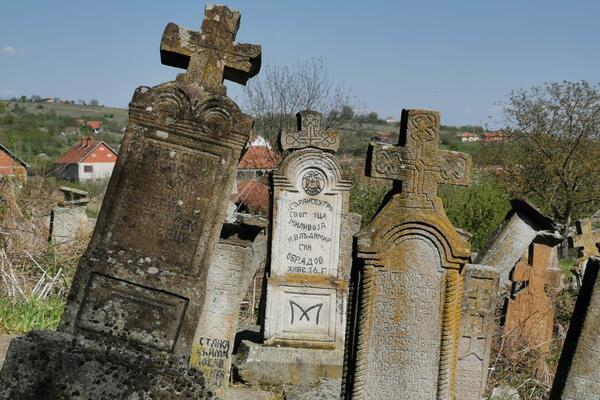 "SVE JE POLOMLJENO I SRUŠENO, TUGA JEDNA": Uništen veliki broj spomenika na groblju u Kosovskoj Mitrovici